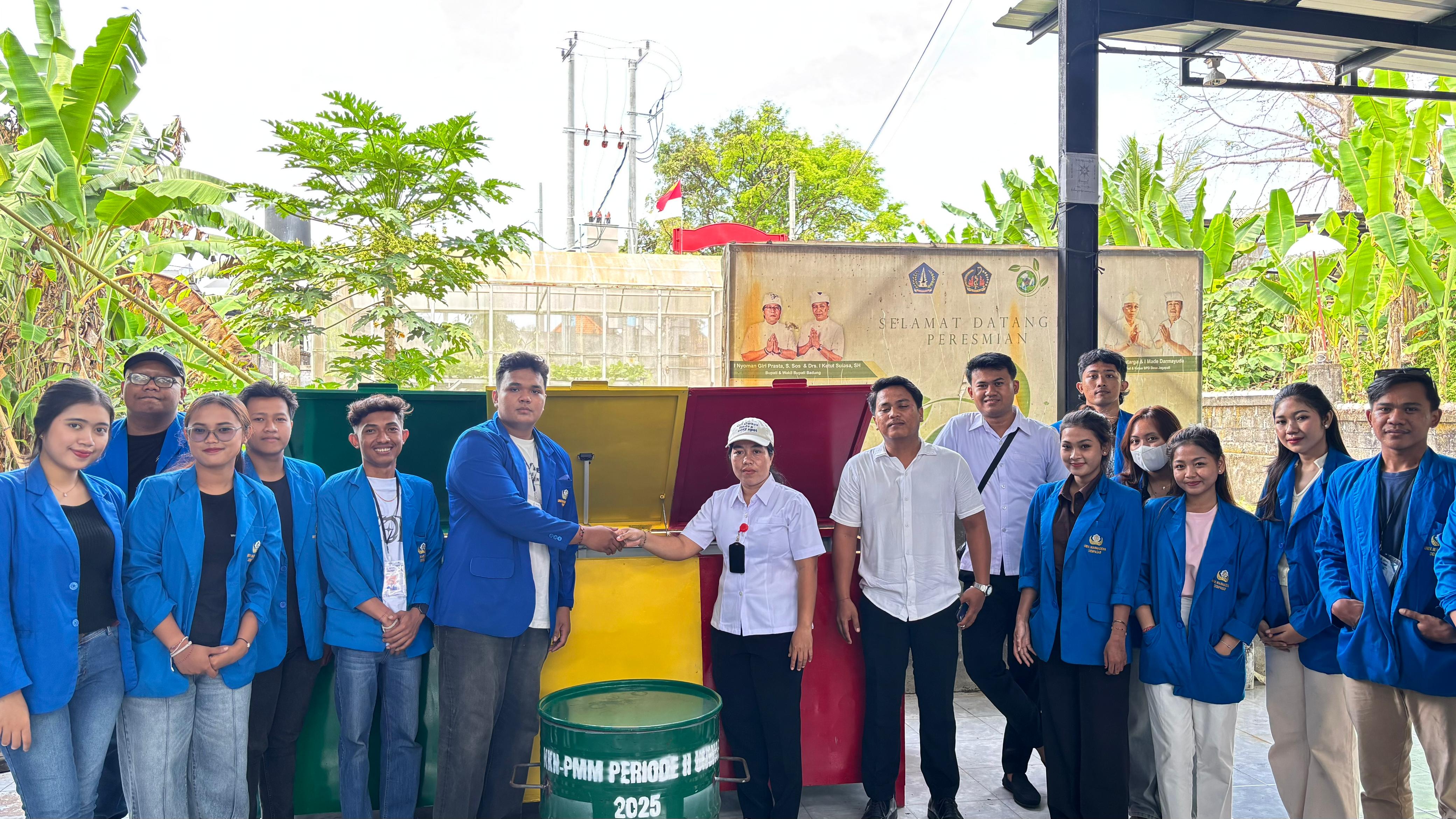 KKN Universitas Warmadewa Melaksanakan Demo Tempat Sampah Berbasis IoT